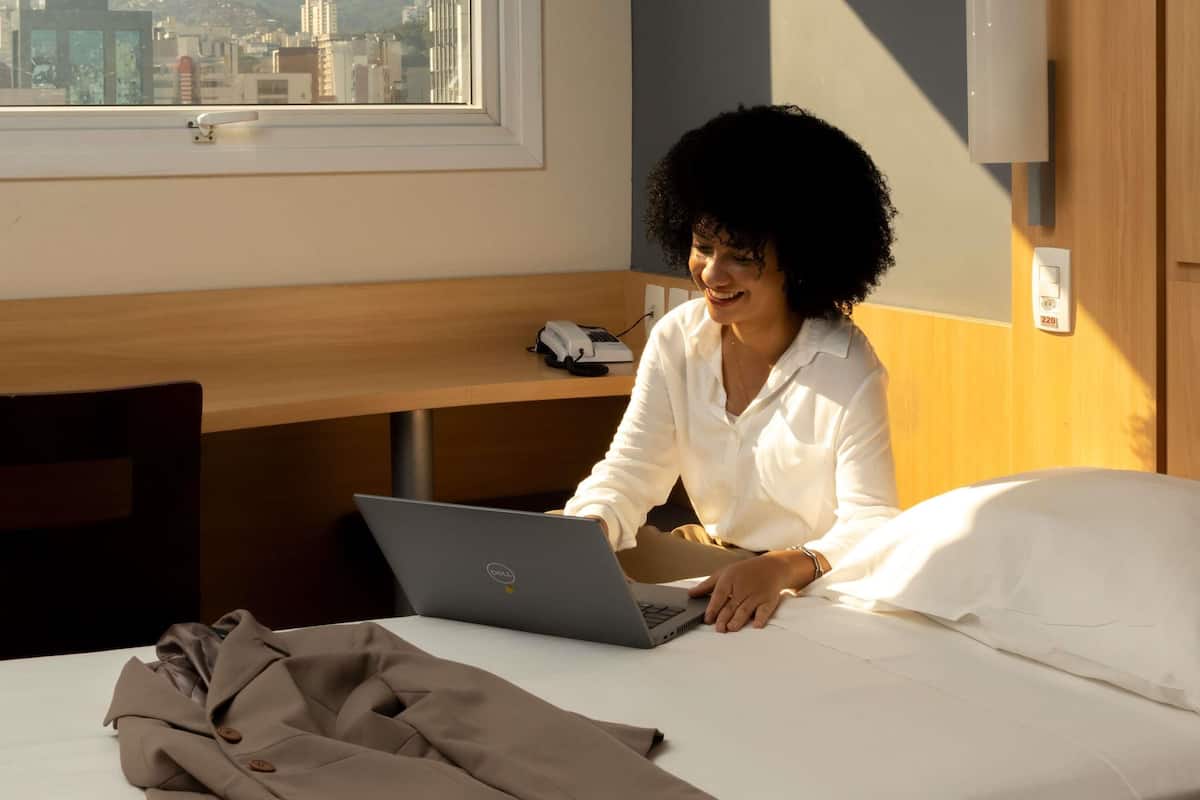 Quarto duplo standard, 2 camas de solteiro | Frigobar, cofres nos quartos, escrivaninha, cortinas blackout