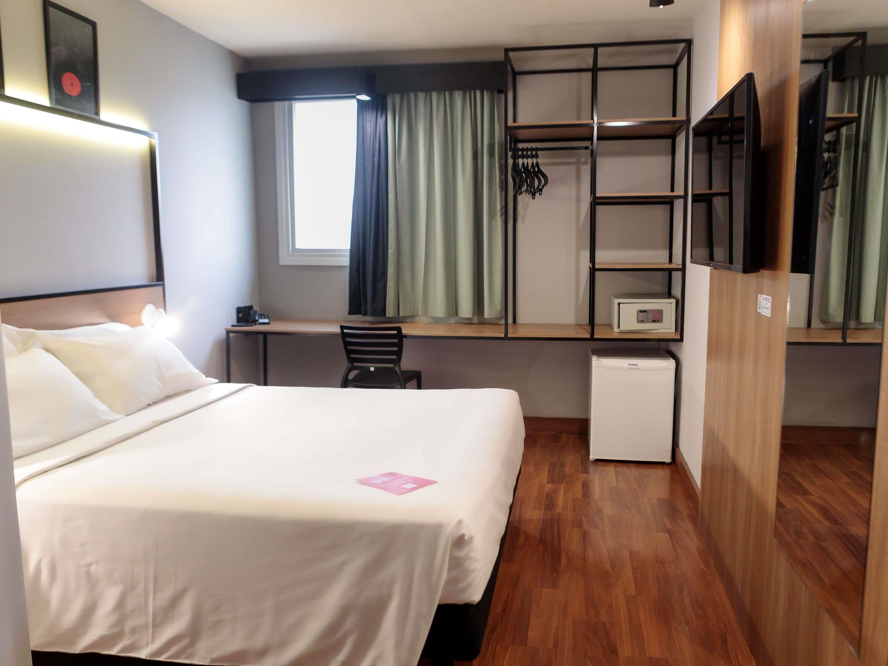 Habitación superior, 1 cama doble | Minibar, caja fuerte, escritorio y cortinas opacas