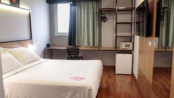 Habitación superior, 1 cama doble | Minibar, caja fuerte, escritorio y cortinas opacas