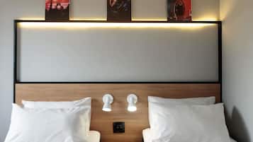 Minibar, caja de seguridad en la habitación y escritorio