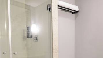 Habitación superior, 1 cama doble | Baño | Ducha, artículos de higiene personal ecológicos y secador de pelo
