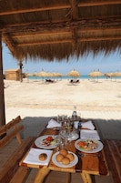 Arena blanca, tumbonas, sombrillas y toallas de playa