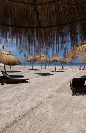White sand, sun loungers, beach umbrellas, beach towels - Hotel Green Palm (Djerba Midun)
