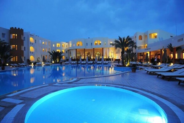 Indoor pool, outdoor pool, pool umbrellas, sun loungers - Hotel Green Palm (Djerba Midun)