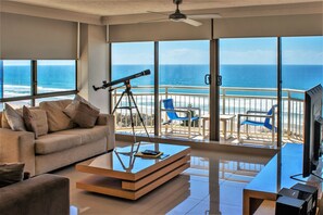 55-cm TV with cable channels - Seacrest Beachfront Holiday Apartments (Surfers Paradise)