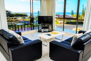 55-cm TV with cable channels - Seacrest Beachfront Holiday Apartments (Surfers Paradise)