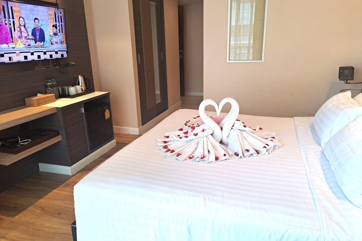 Superior Room, 1 King Bed | 1 bedroom, in-room safe, individually decorated, desk