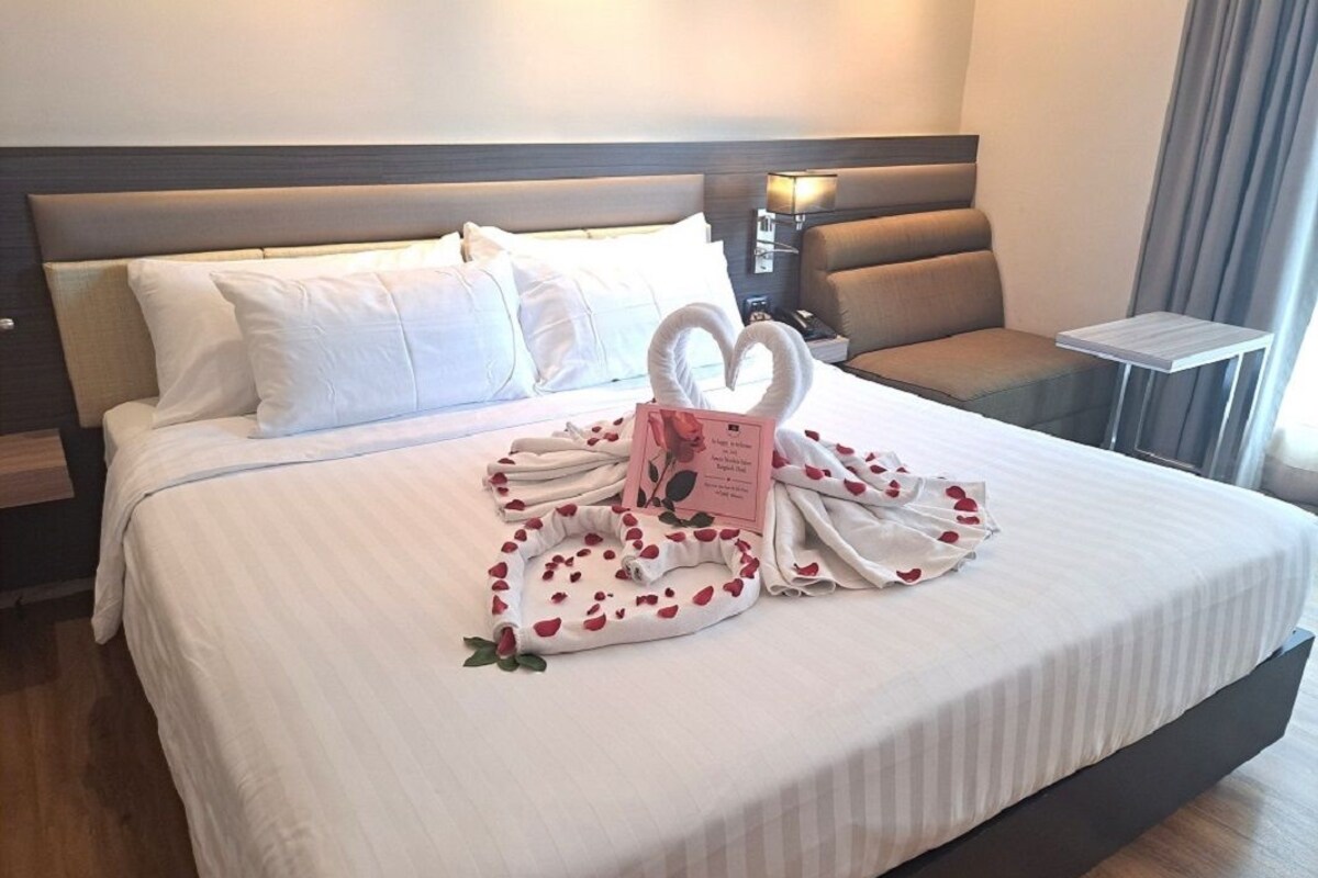 Phòng Deluxe, 1 giường cỡ king | Két bảo mật tại phòng, bàn, màn/rèm cản sáng, phòng cách âm 