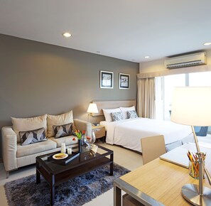 Minibar, in-room safe, desk, blackout curtains - Viva Garden Serviced Residence (Bangkok)