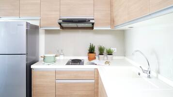 Full-sized fridge, microwave, stovetop, electric kettle