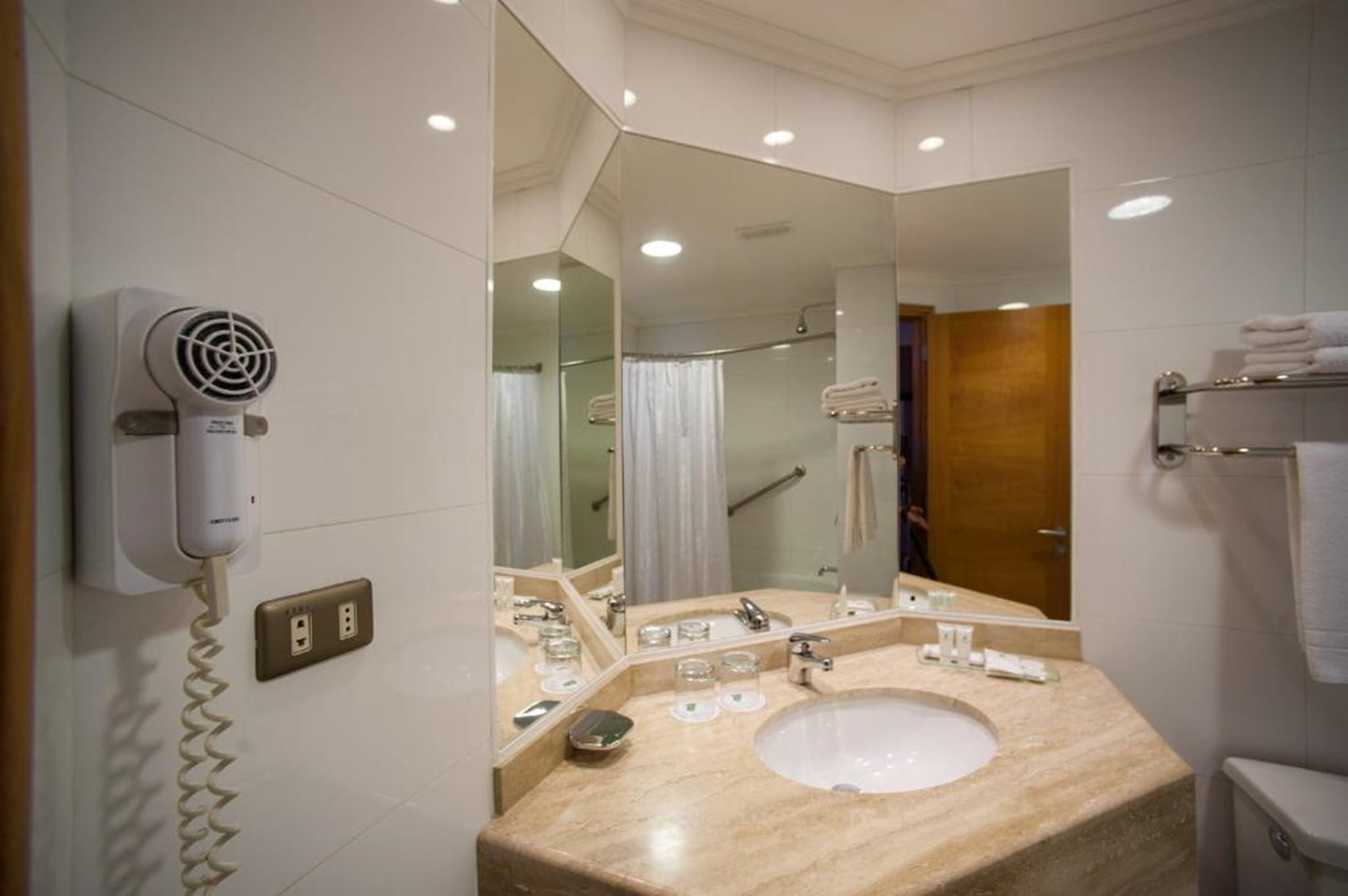 standard double room | bathroom | combined shower/bathtub, rainfall showerhead, free toiletries