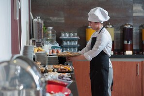 Frukost, lunch och middag serveras