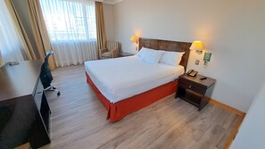 Habitación estándar doble | Minibar, caja fuerte, escritorio y wifi gratis