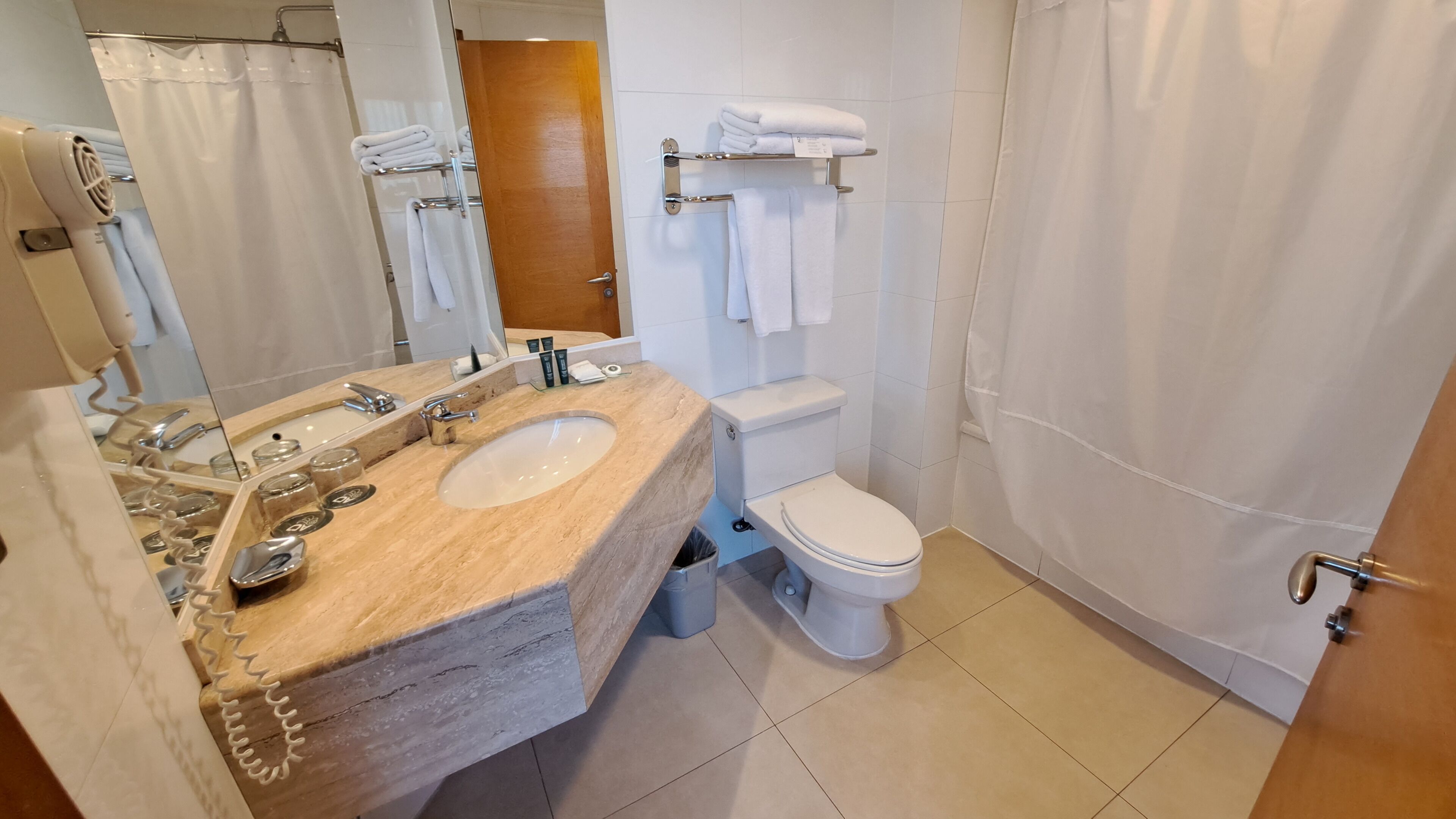 combined shower/bathtub, rainfall showerhead, free toiletries