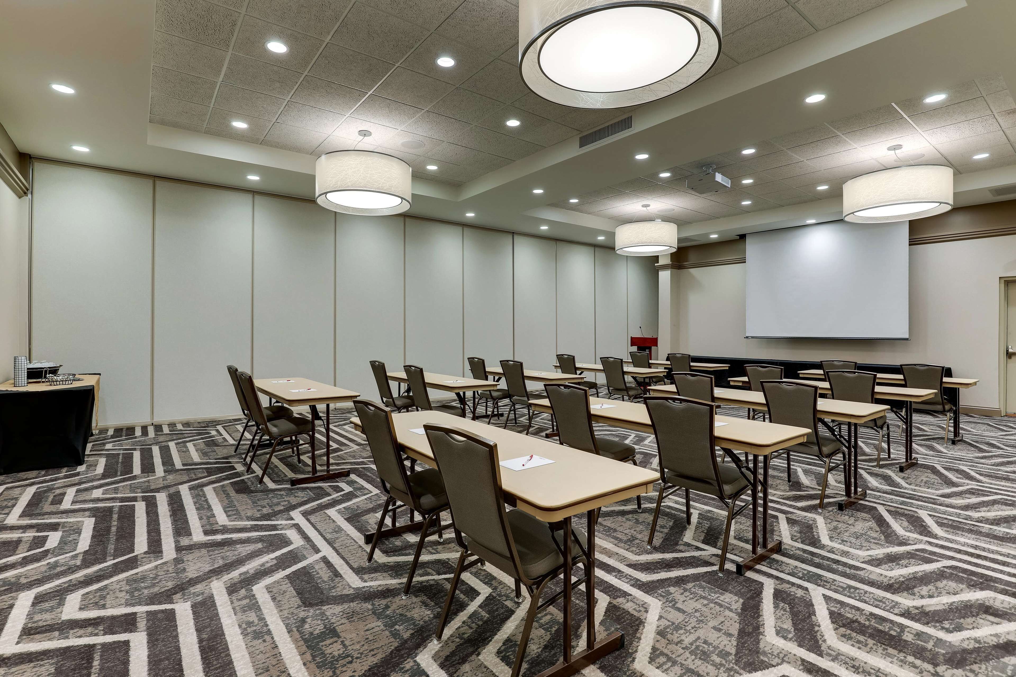 1 bedroom, pillow-top beds, desk, laptop workspace