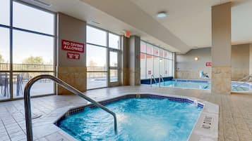 Alberca techada y alberca al aire libre