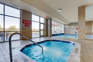 Piscina interior com sinalização clara indicando que mergulhos não são permitidos.