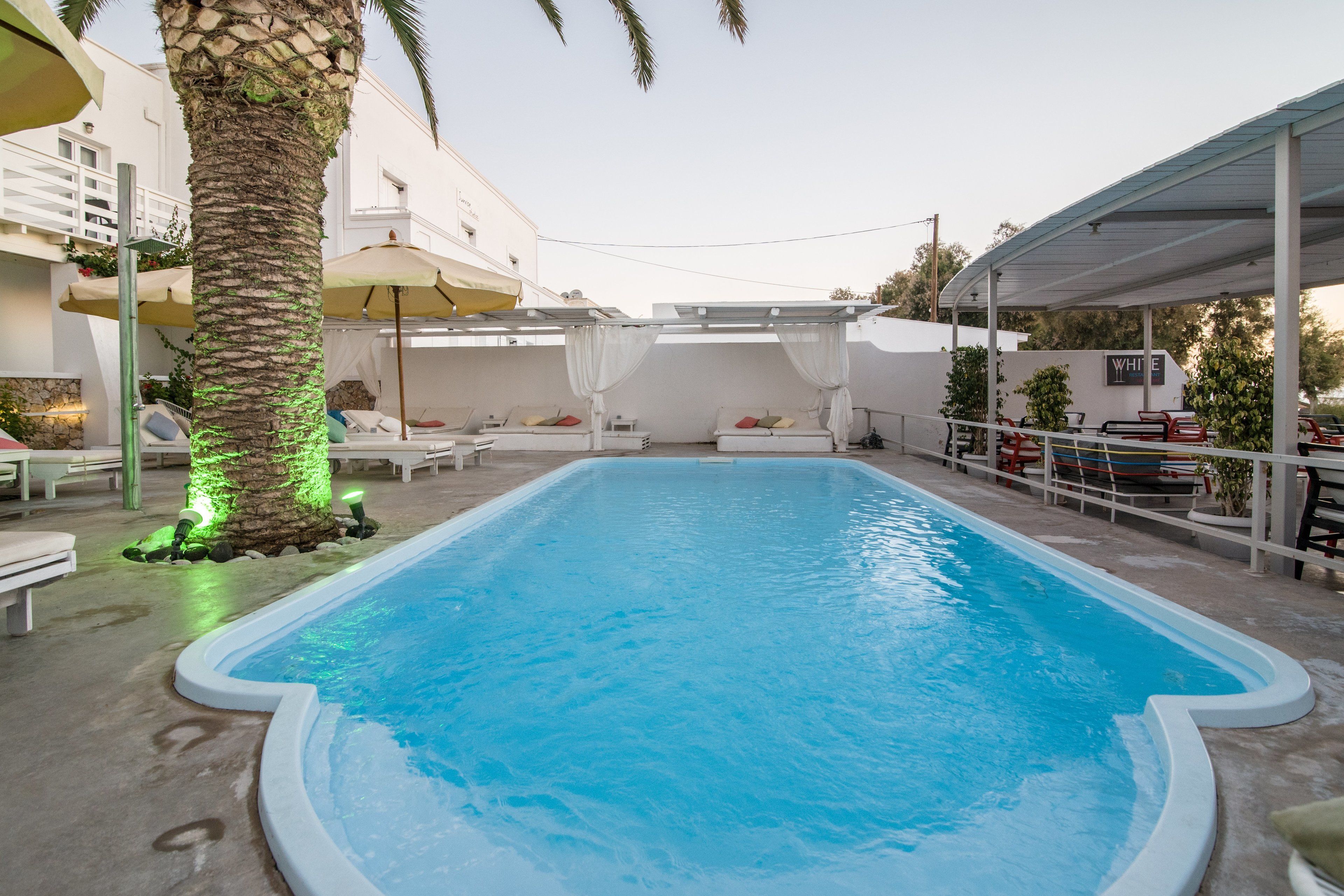 Piscina externa, guarda-sóis, espreguiçadeiras