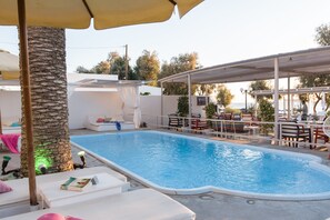 Outdoor pool, pool umbrellas, pool loungers - Beach Boutique Hotel (Santorini)