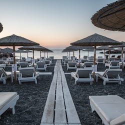 Am Strand, Sonnenschirme