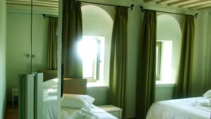 Triple Room | Egyptian cotton sheets, premium bedding, minibar, in-room safe - The Lotus Tree (Volos)