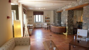 Lobby sitting area - The Lotus Tree (Volos)