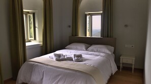 ملاءات من القطن المصري وأغطية فراش متميزة وميني بار وخزنة داخل الغرفة