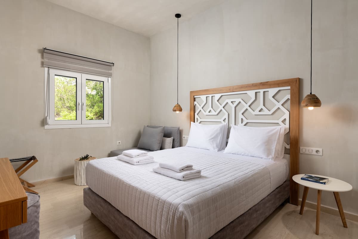 Deluxe Studio (Triple) | In-room safe, blackout drapes, soundproofing, iron/ironing board