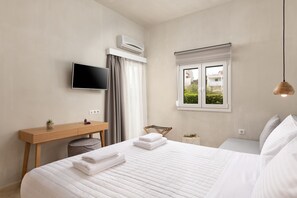 Deluxe Studio (Triple) | In-room safe, blackout drapes, soundproofing, iron/ironing board - Apollo Apartments (Agios Vasileios)