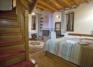 高級寢具、羽絨被、免費迷你吧物品、書桌