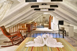 XXXSuite (Penthouse)XXX | Premium bedding, down comforters, free minibar items, desk