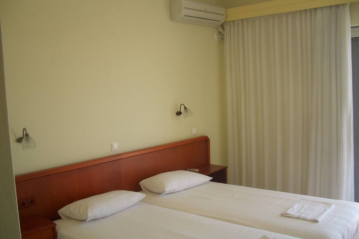 Premium bedding, pillowtop beds, minibar, desk