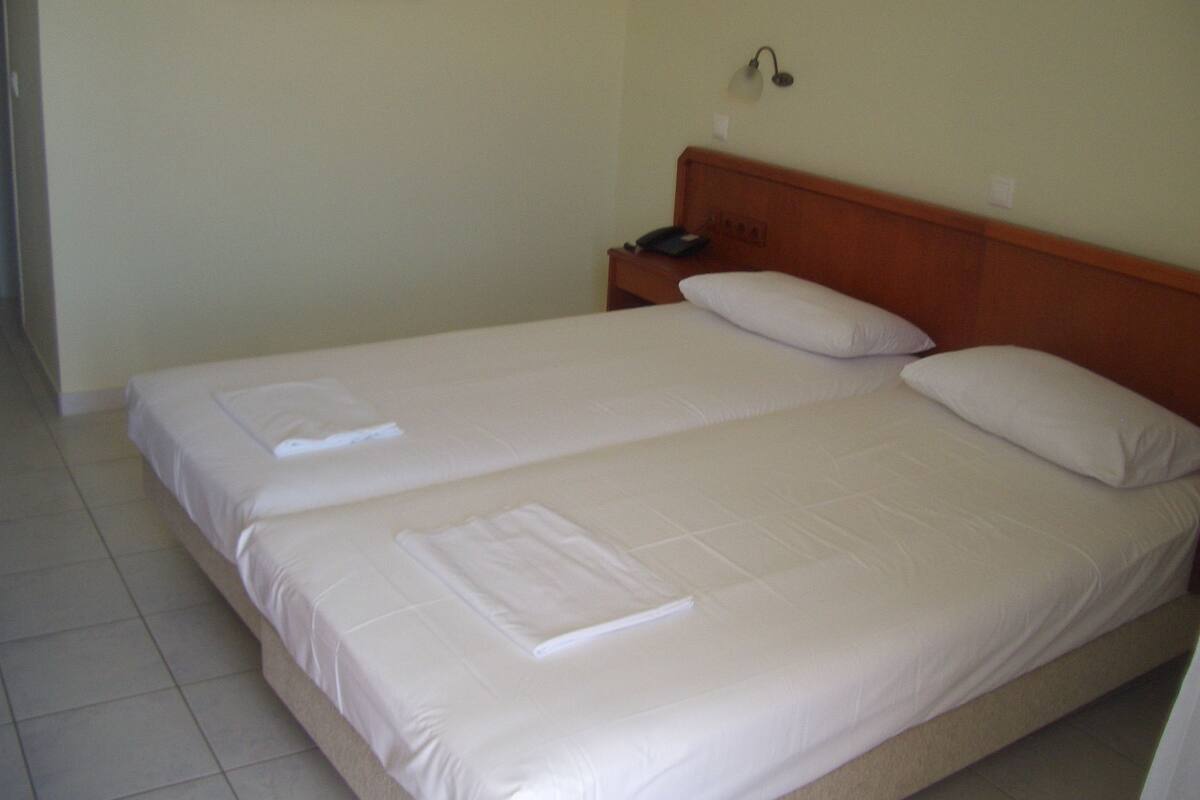 Premium bedding, pillowtop beds, minibar, desk
