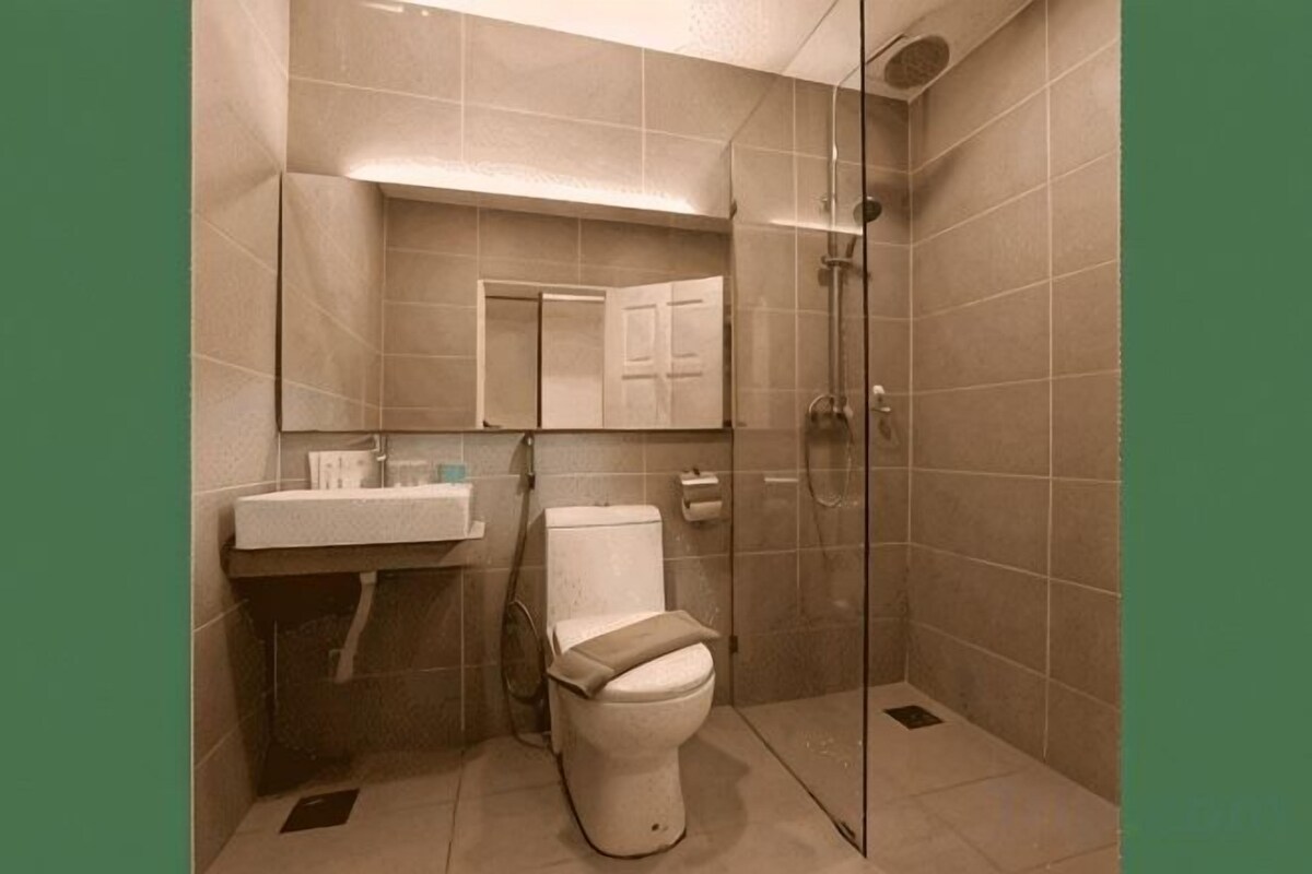 Shower, free toiletries, hair dryer, slippers