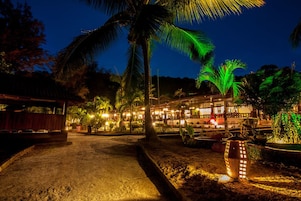 Se sirven desayunos, almuerzos y cenas; con vista a la playa