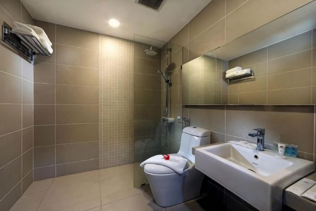 Ein modernes Badezimmer mit Dusche, Toilette und Waschbecken.