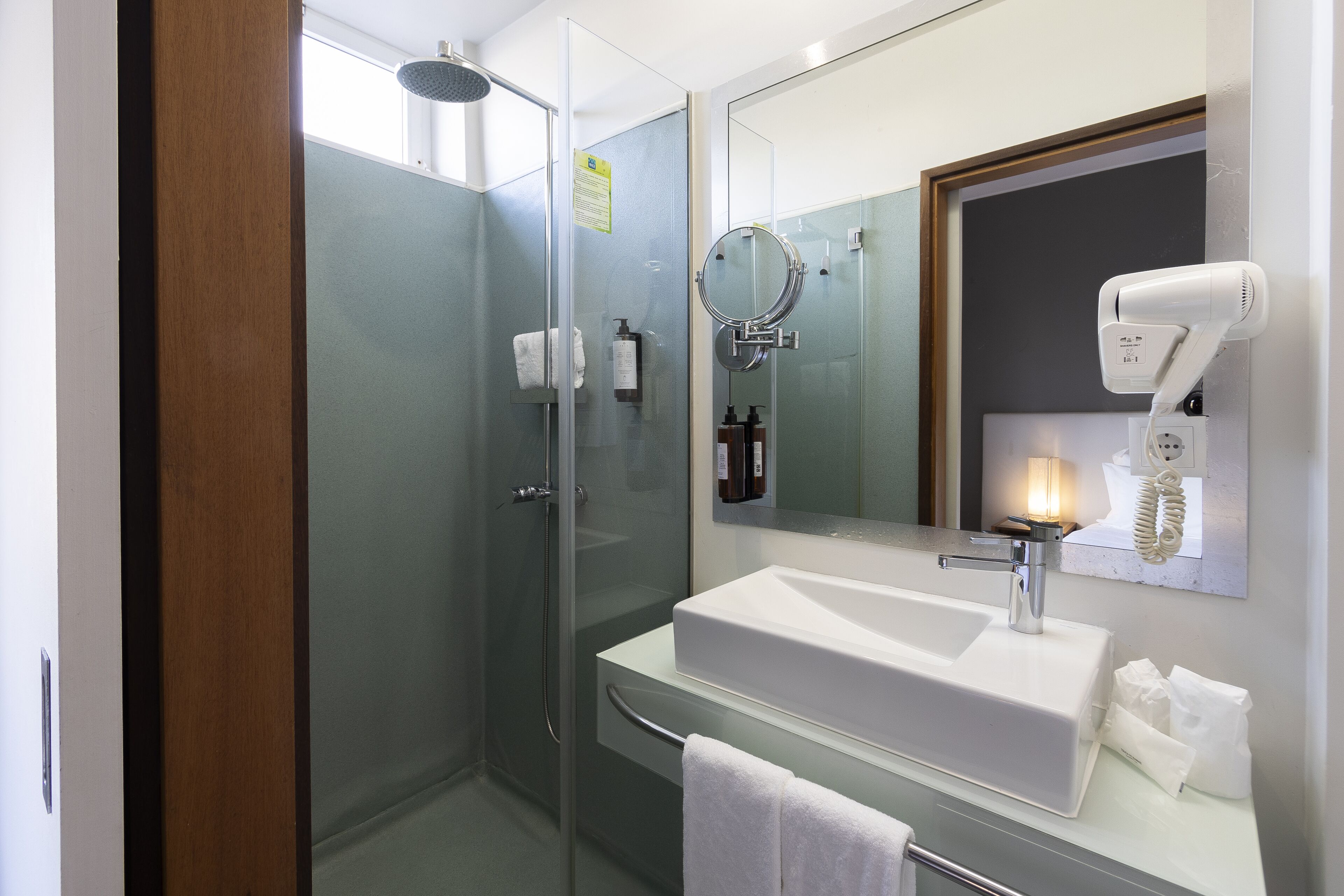 standard double room | bathroom | shower, rainfall showerhead, free toiletries, hair dryer