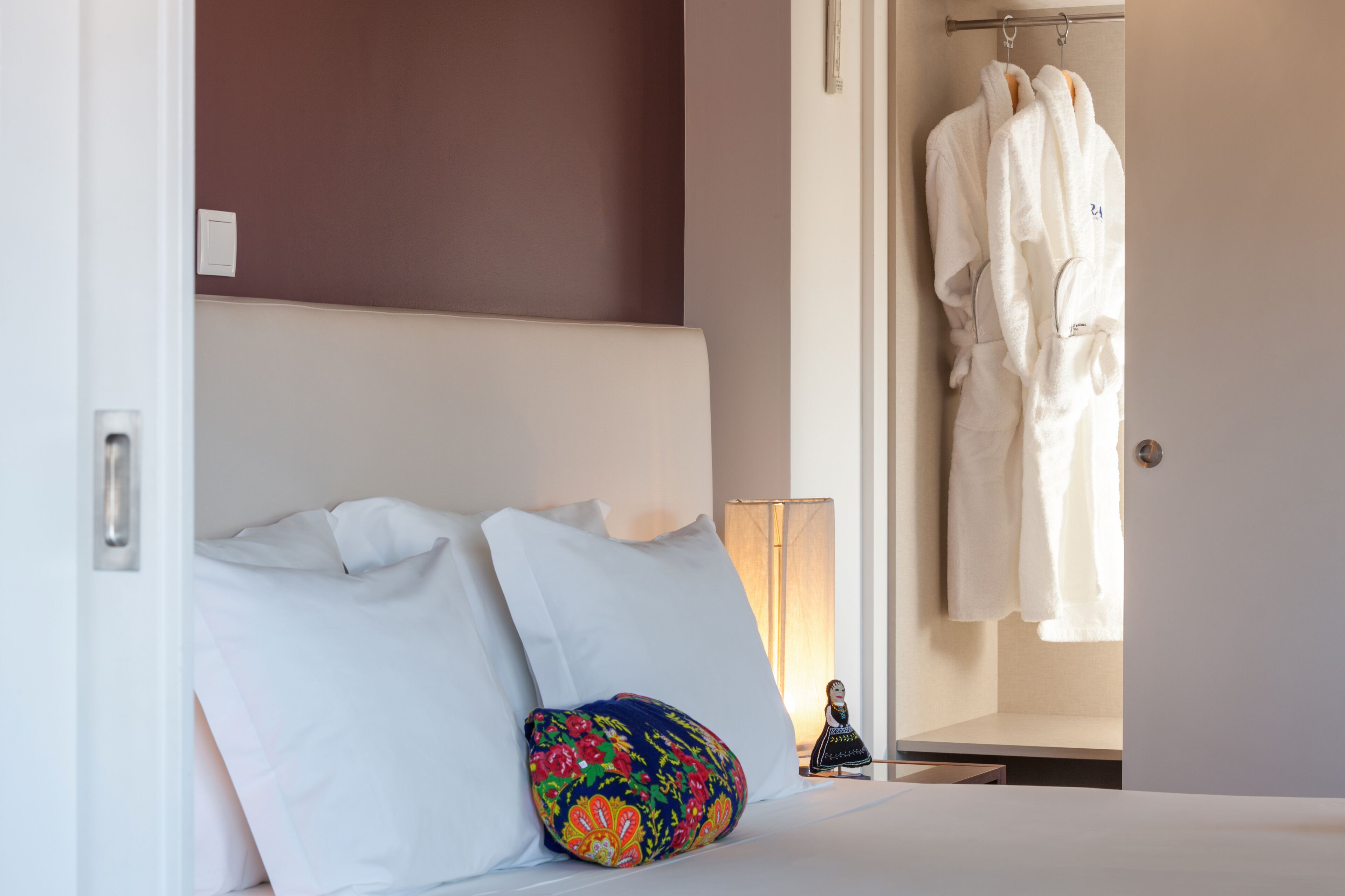 Biancheria da letto ipoallergenica, materassi a doppio strato, minibar