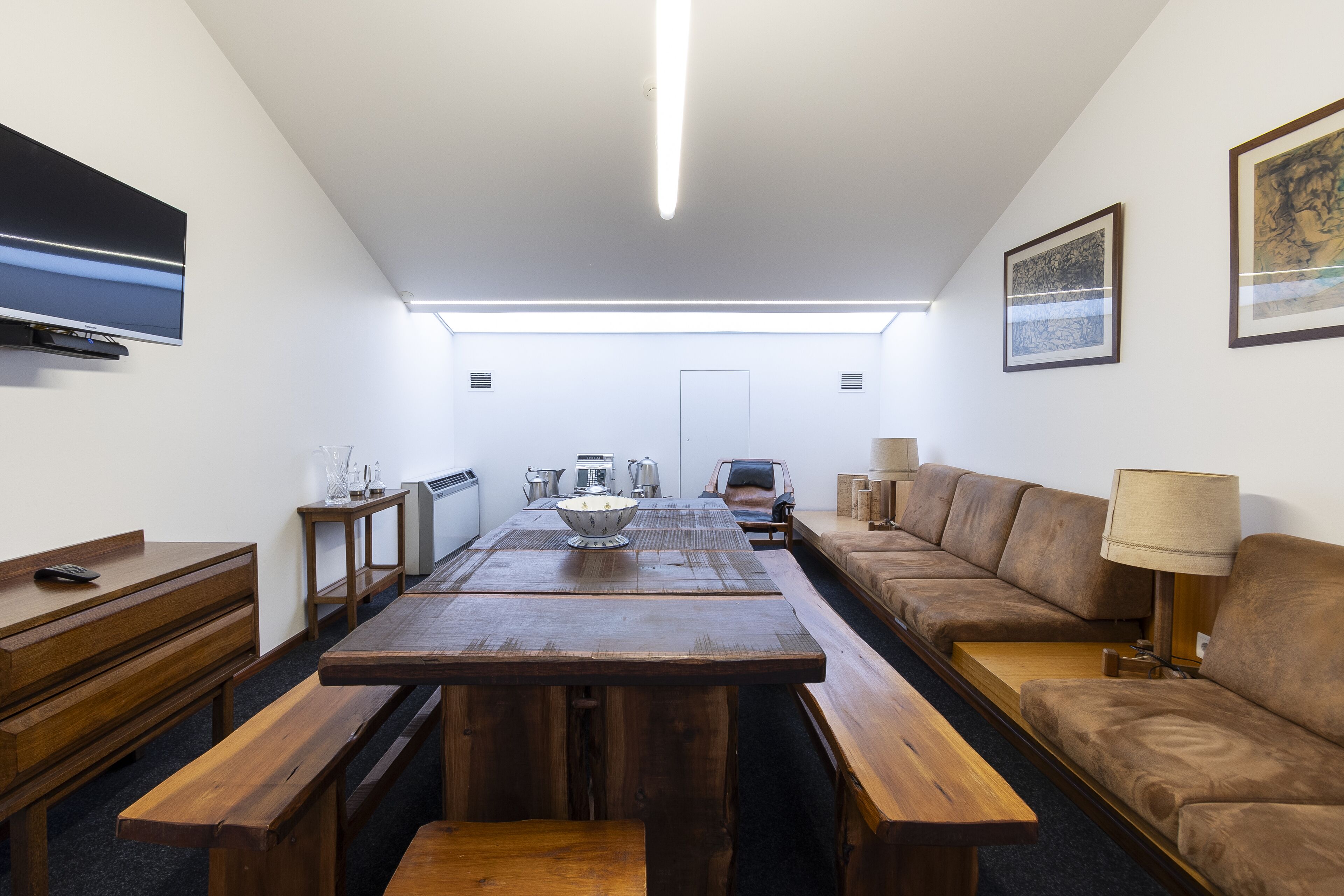 40-inch led tv with digital channels, tv, books