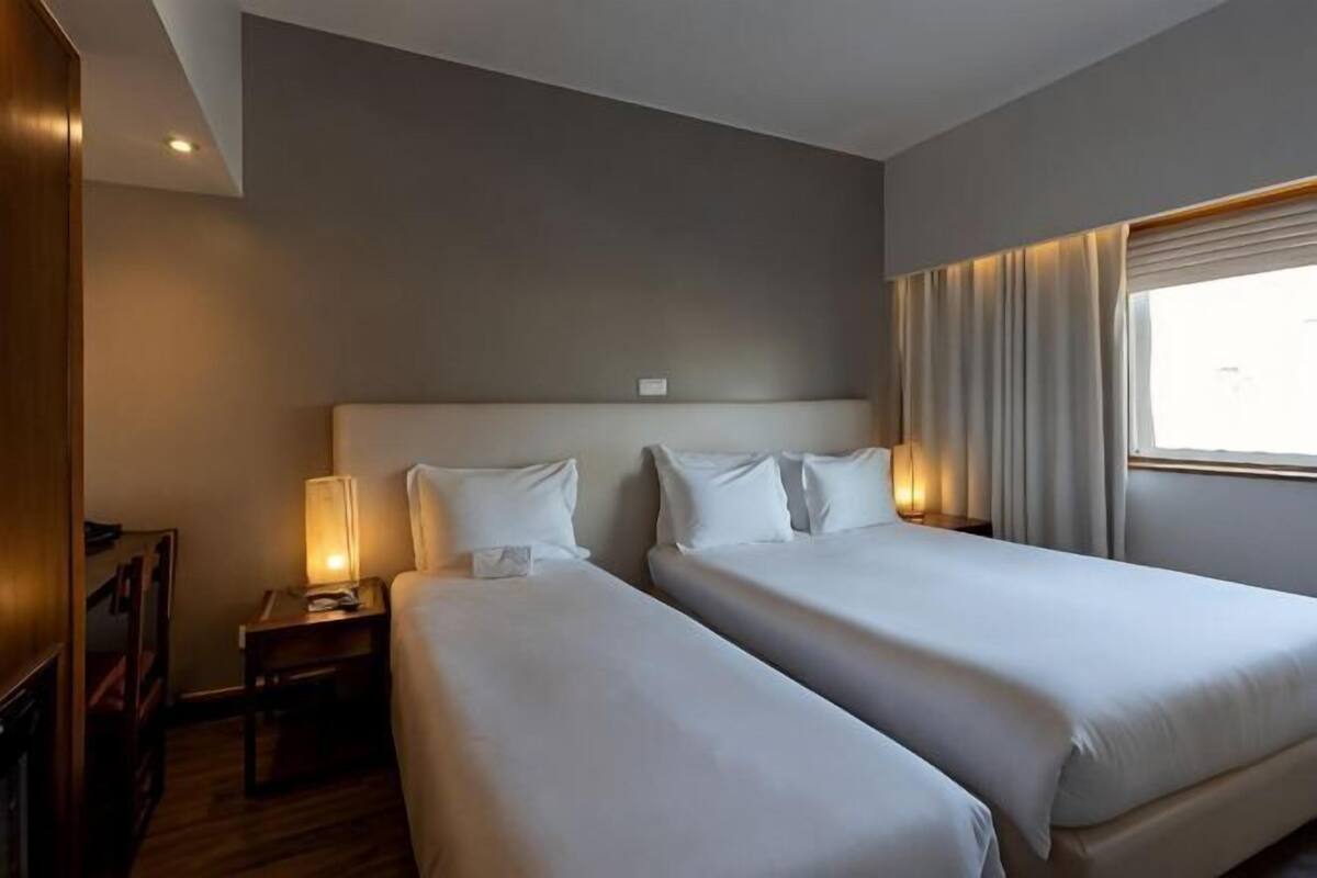 Bộ đồ giường kháng dị ứng, nệm có lớp đệm bông, minibar 