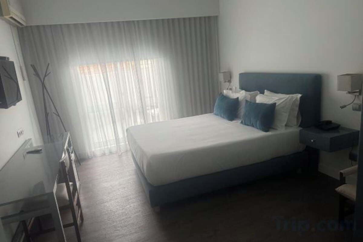 Roupas de cama antialérgicas, camas com colchões pillow-top, frigobar