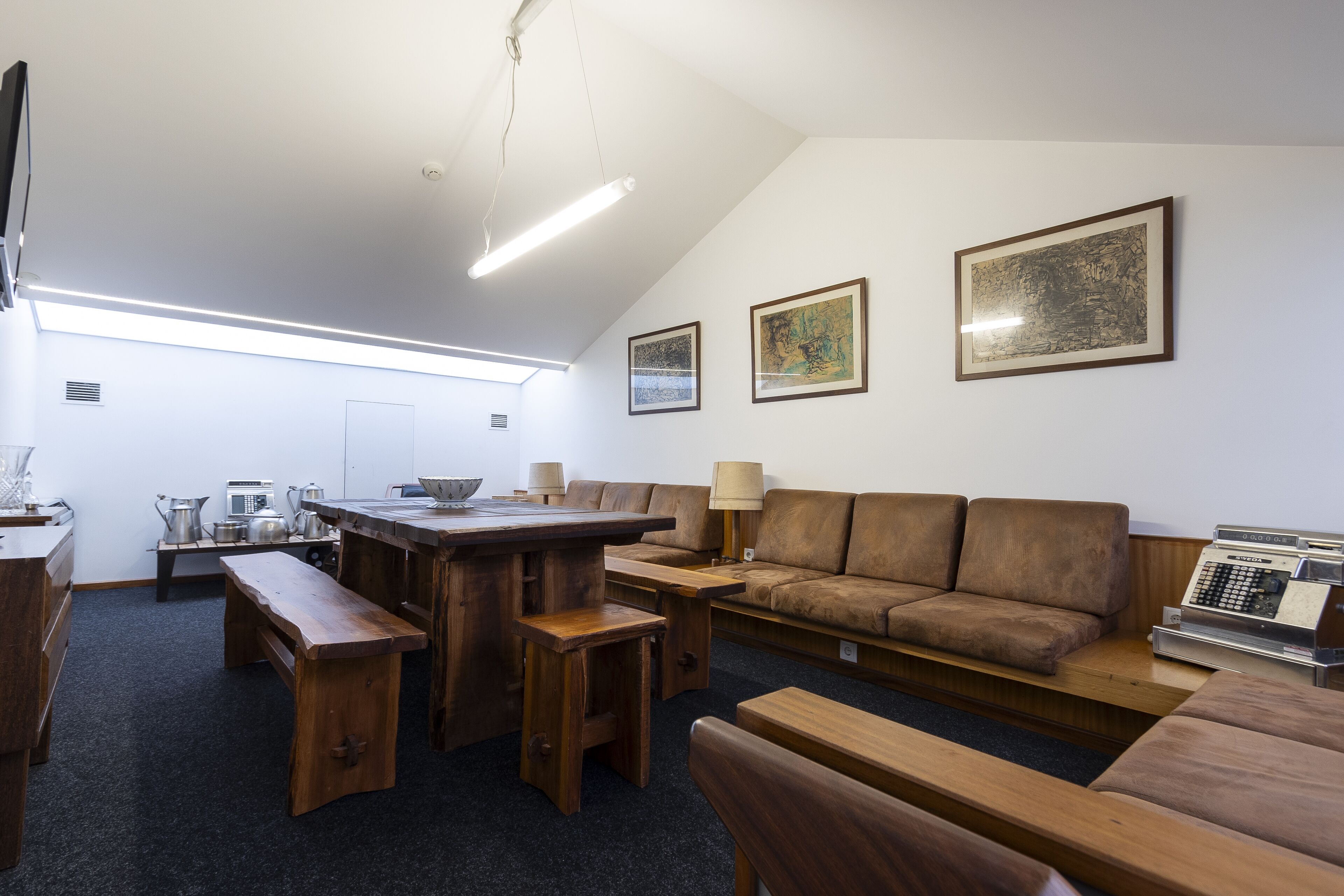 40-inch led tv with digital channels, tv, books