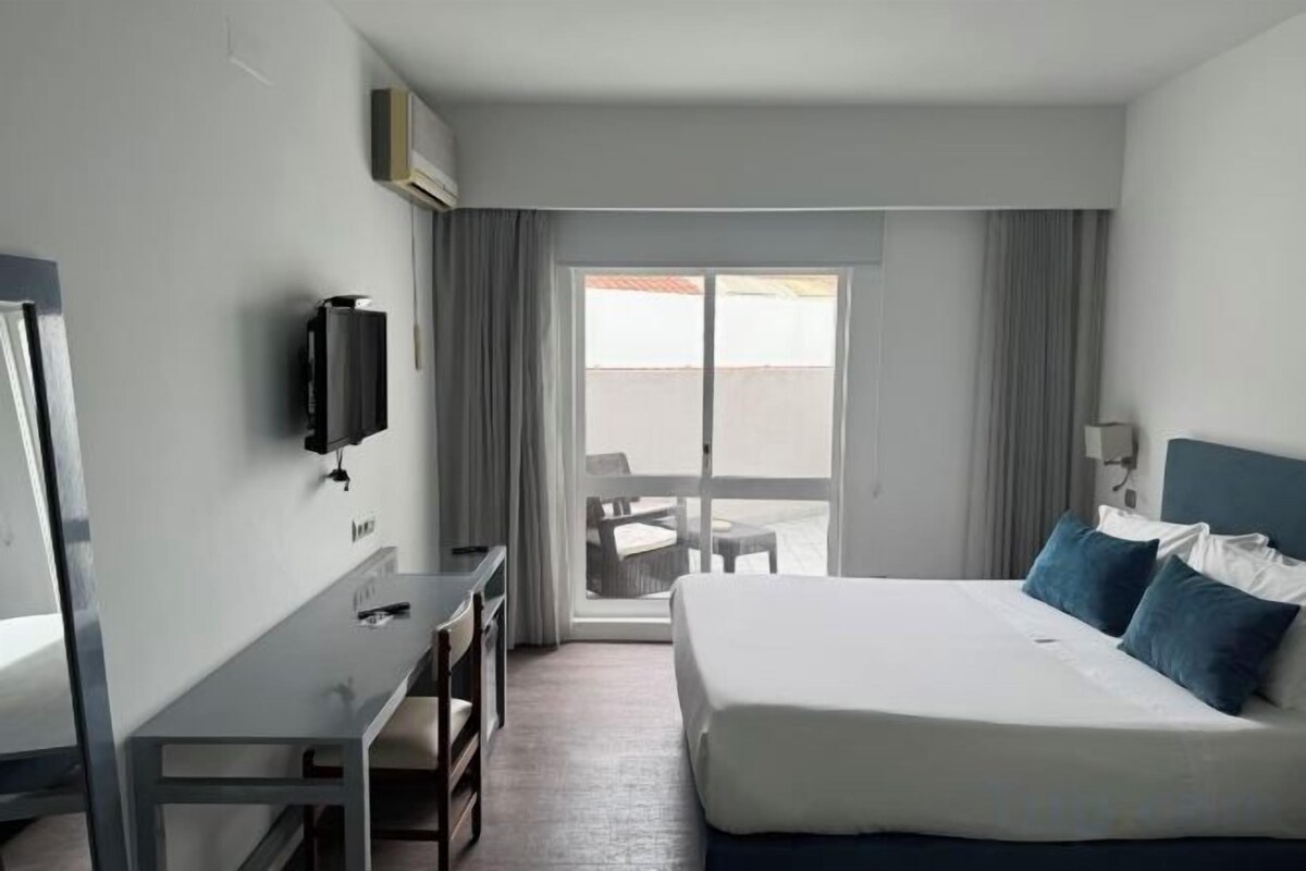 Hypo-allergenic bedding available, pillowtop beds, minibar, in-room safe