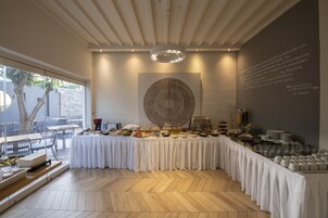 Desayuno buffet diario (EUR 15 por persona)