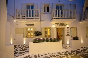 Un edificio que alberga un restaurante y un hotel boutique, llamados 'KALITA' y 'FRESH', respectivamente.