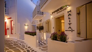 Un edificio blanco con un letrero que dice 'Kalita Restaurant' y 'Fresh Boutique Hotel'.