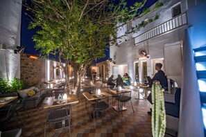 Se sirven cenas y cocina griega; con vista al jardín 