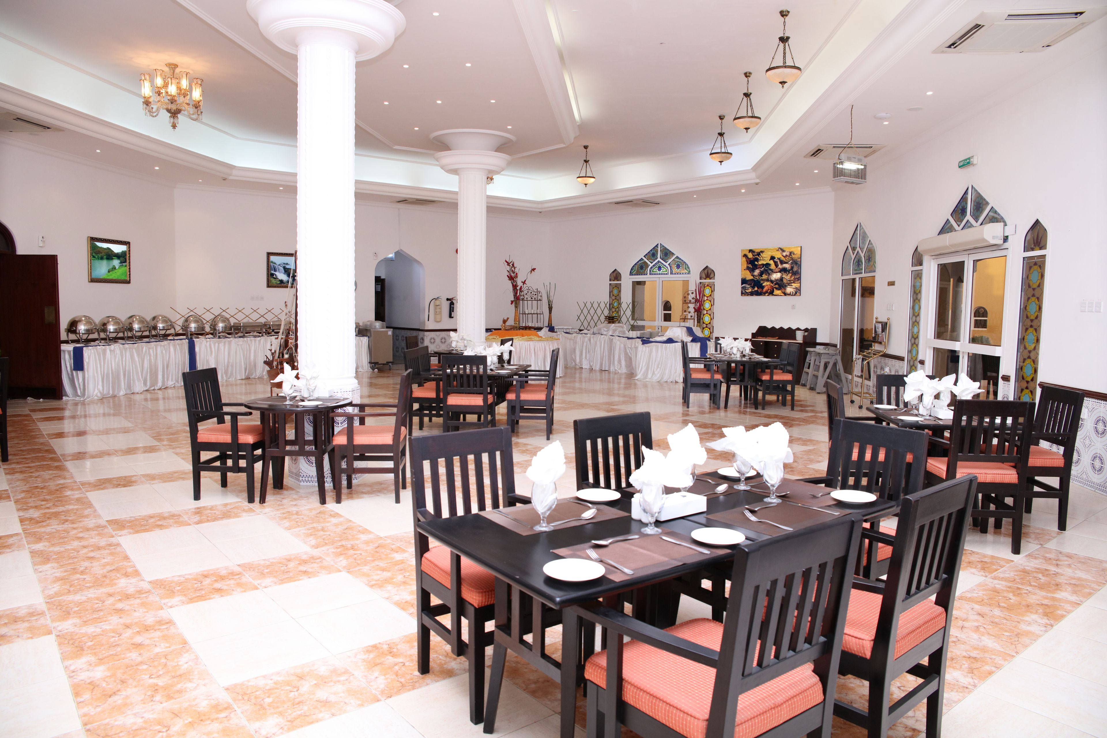 2 restaurants, breakfast, lunch, dinner served; international cuisine