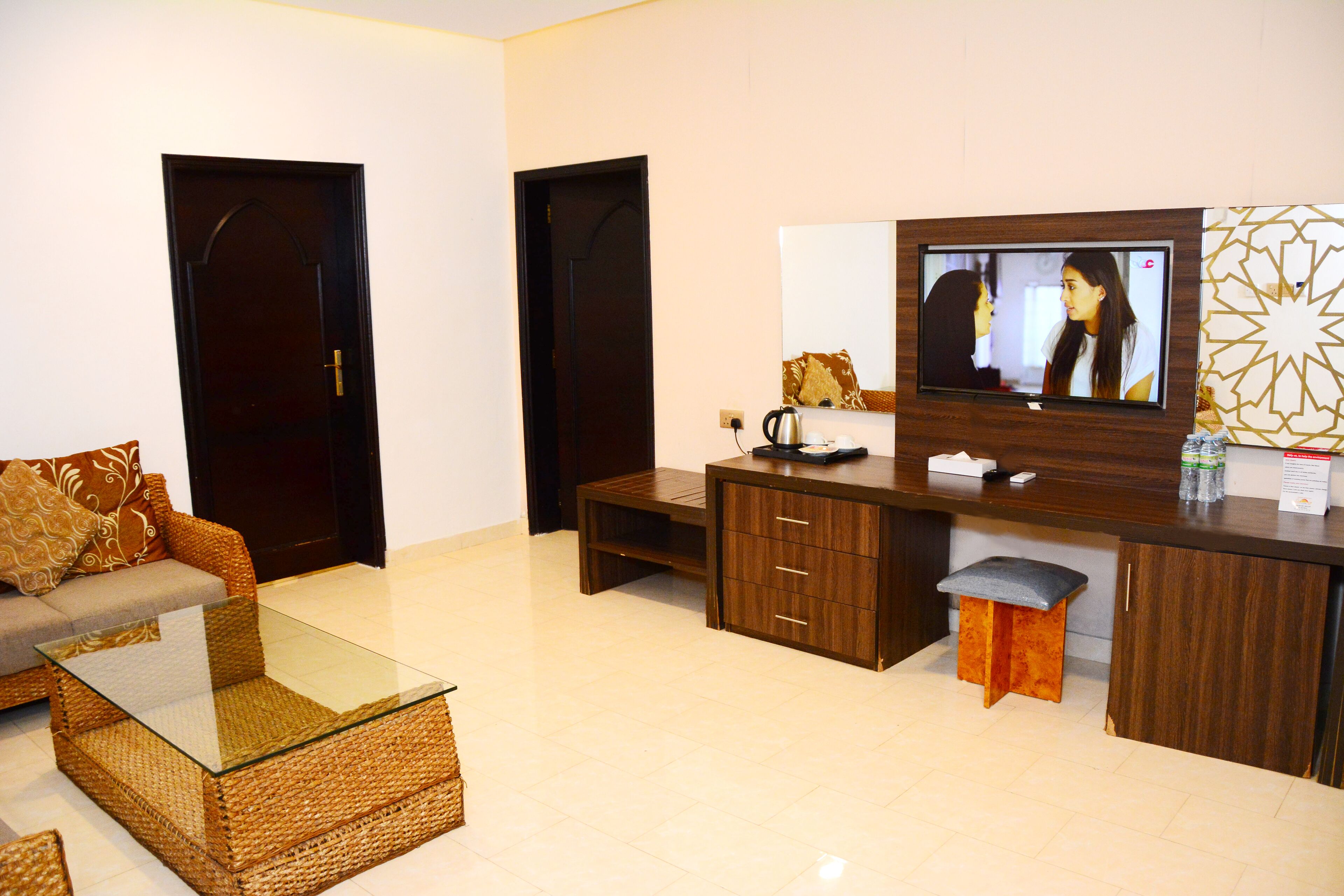 deluxe suite | 1 bedroom, in-room safe, laptop workspace, blackout curtains