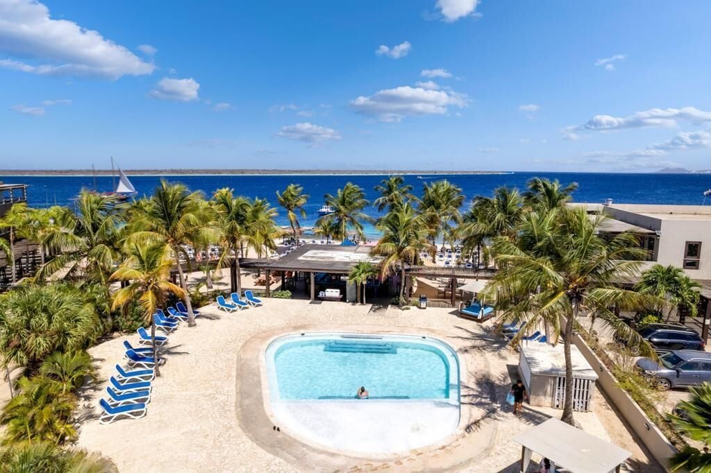Outdoor pool, free pool cabanas, pool umbrellas